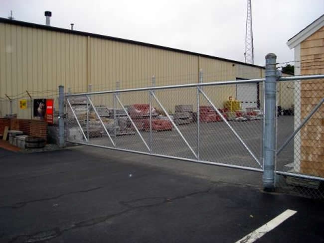 Galvanized Chain Link Fence with Slide Gate and Barb Wire - Chain 4