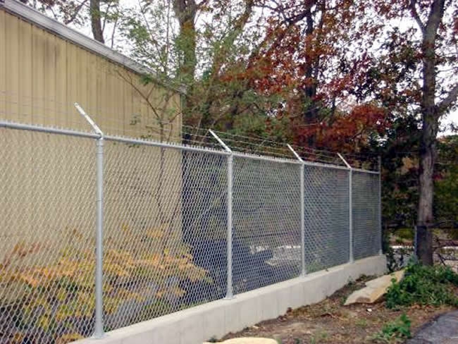 Galvonized Chain Link Fence with Barb Wire on Concrete - Chain 5