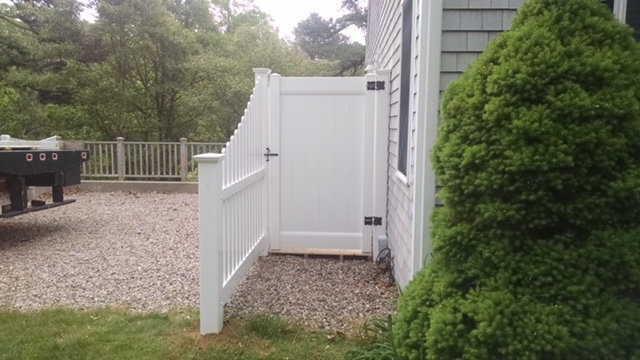 4x4 Vinyl Shower with 1x3 picket privacy taper - Enclosure 10