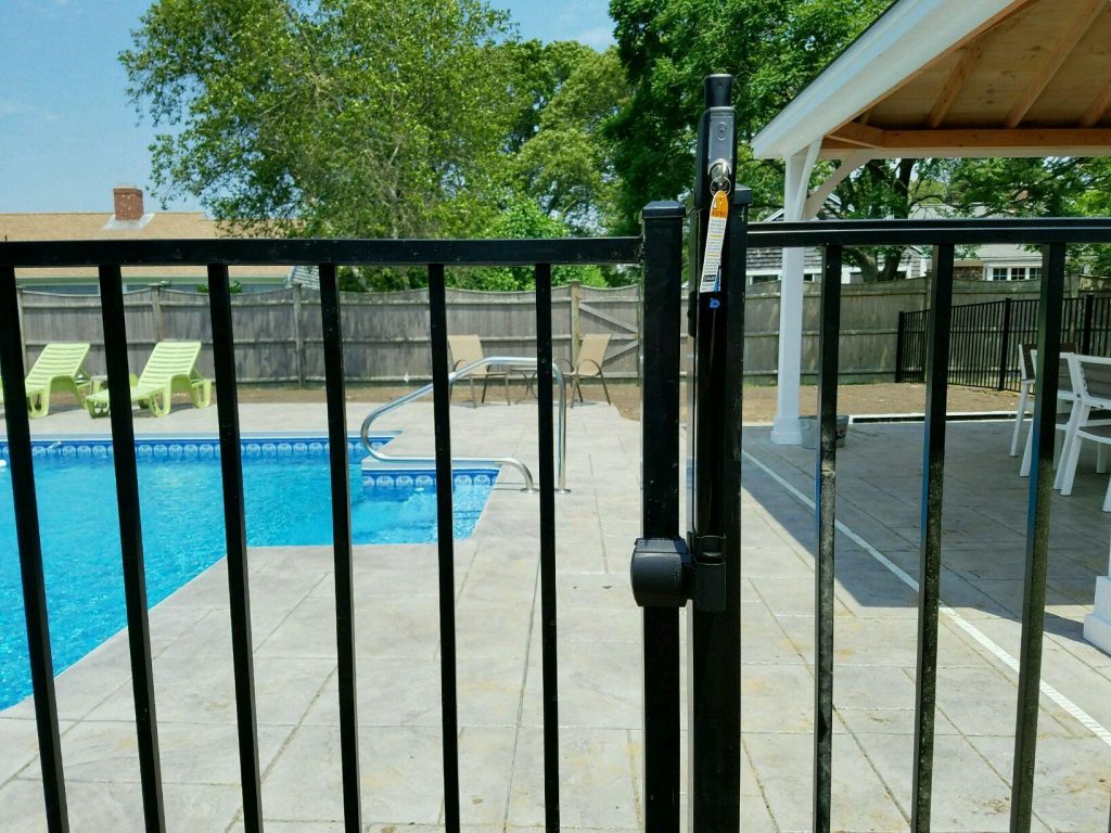 Pool code aluminum fence with magna latch - Aluminum 10