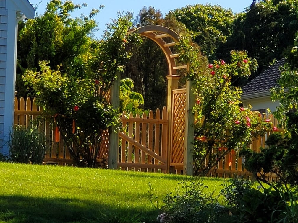 Cedar arbor with 4ft spaced picket - Arbor 8