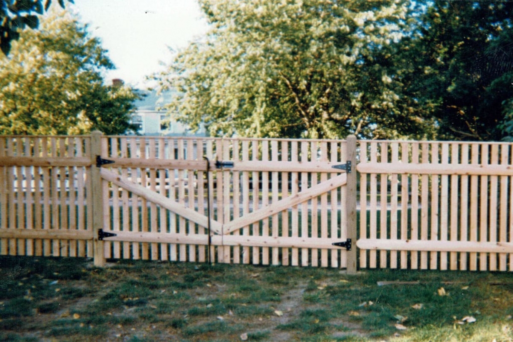 Cedar Cape Cod Picket Fence with Top Cap- Picket 27